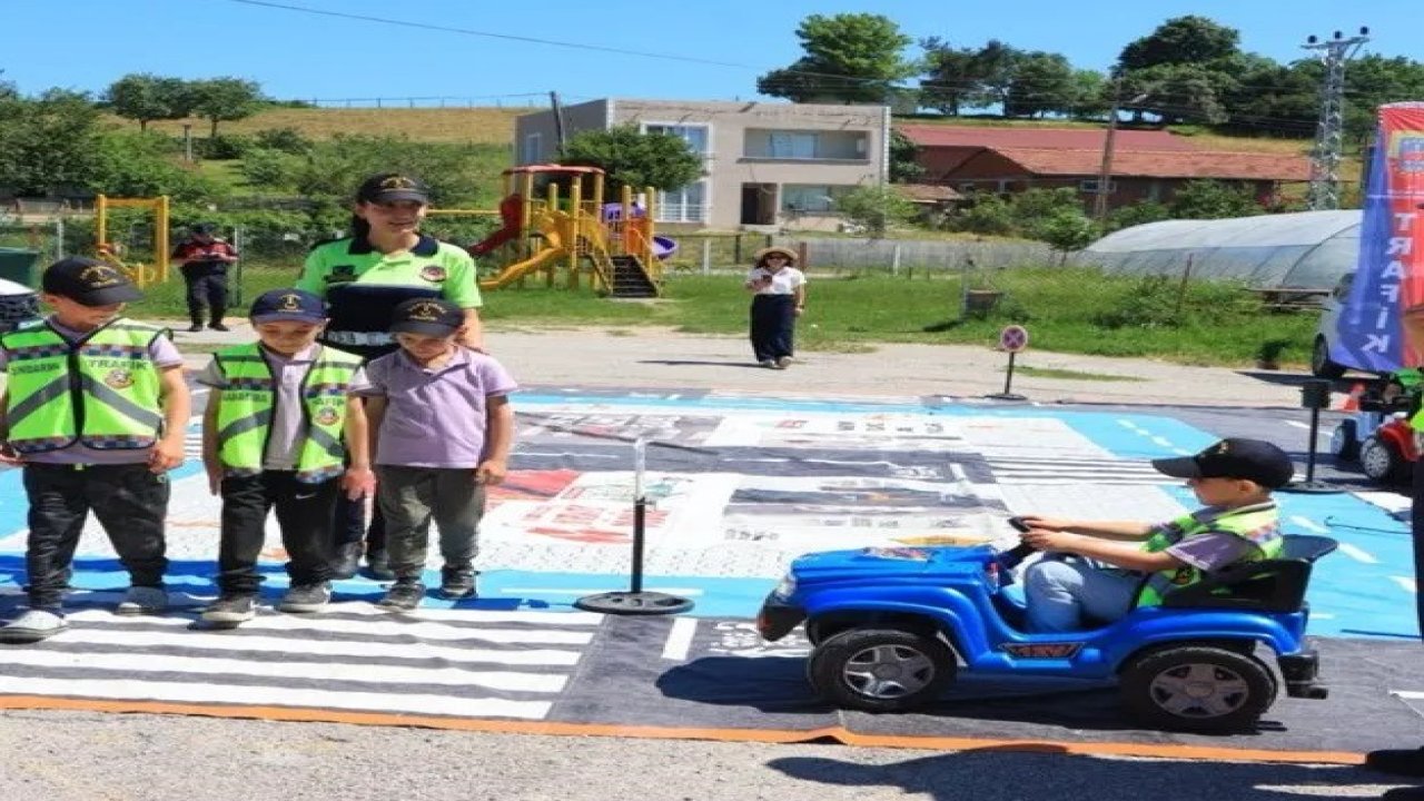 Sinop’ta jandarmadan miniklere uygulamalı trafik eğitimi