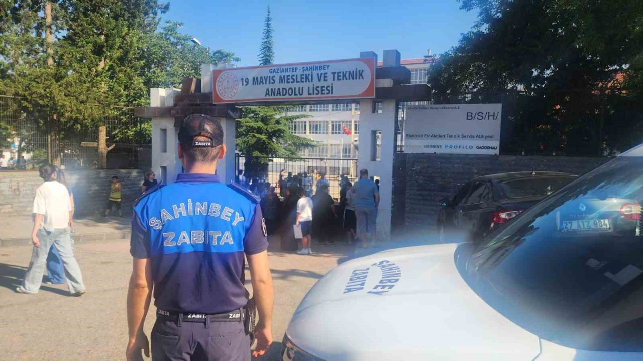 Şahinbey zabıta ekipleri LGS’de öğrencilerin yanında oldu