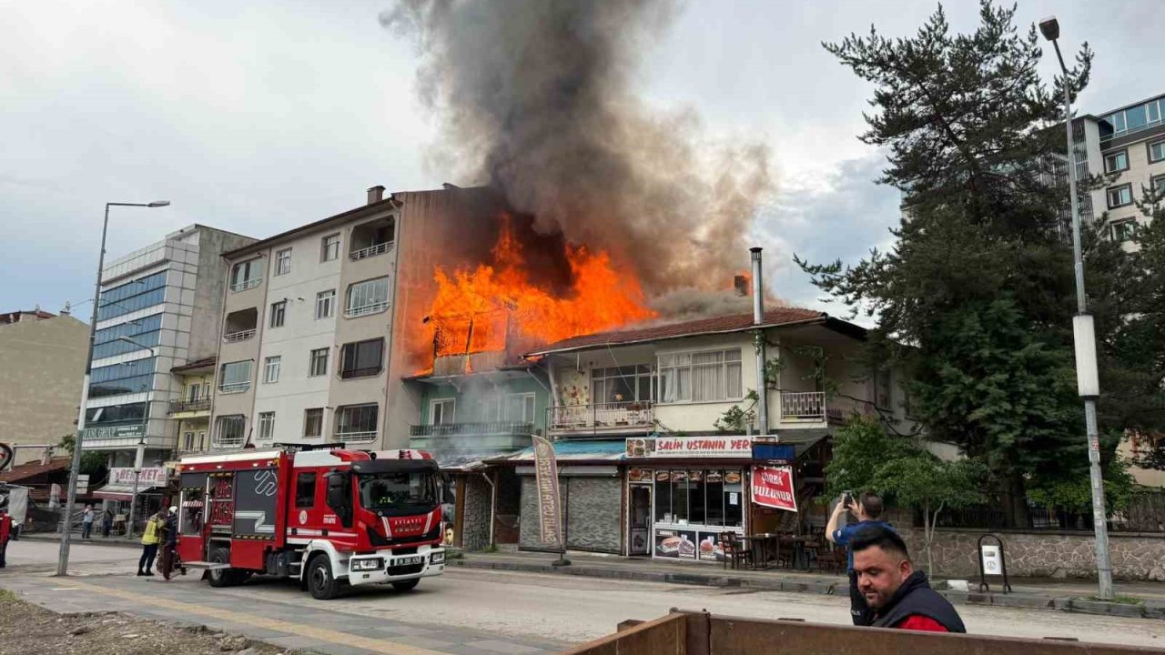 Kızılcahamam’da iki katlı binanın çatısı yandı