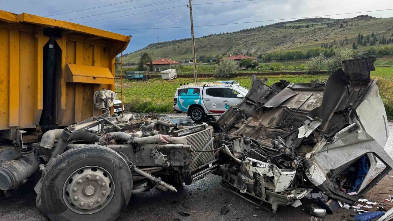 Kayseri’de hafriyat kamyonu ile lokomotif çarpıştı: 2 yaralı