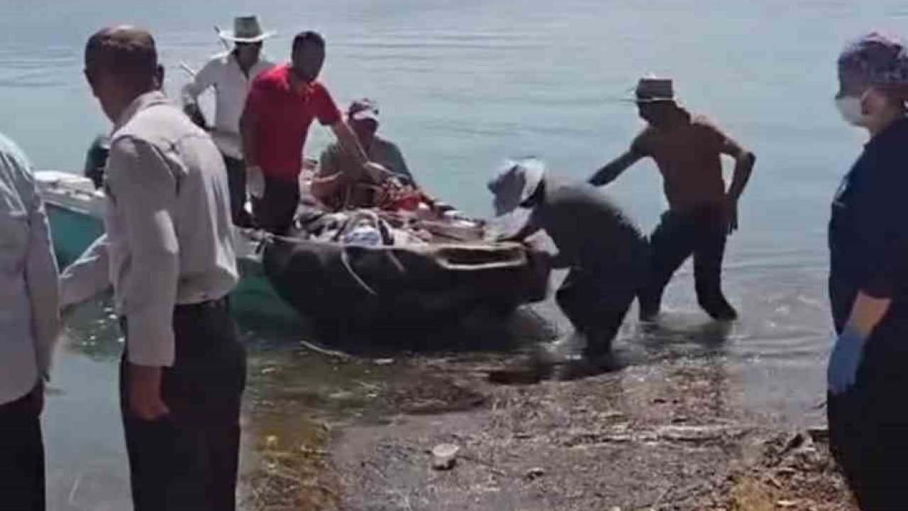 Siirt’te bahçede fenalaşan hasta, tekneyle ambulansa ulaştırıldı