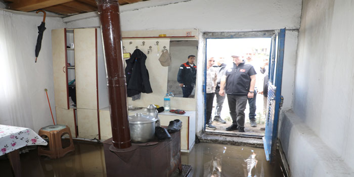 Kars Valisi Ziya Polat Mezra Köyü’nde sel sonrası incelemelerde bulundu