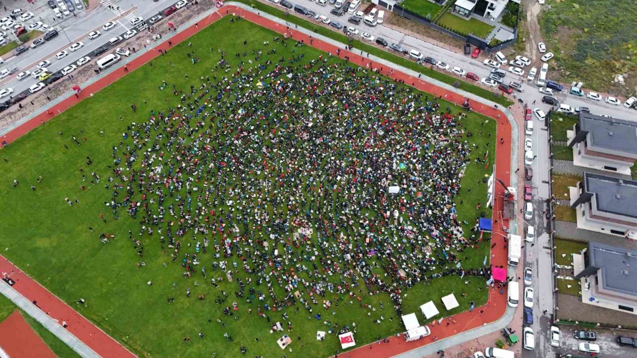 Kayseri’de milli maç heyecanını Talas’ta yaşamak isteyen vatandaşlar alanı doldurdu