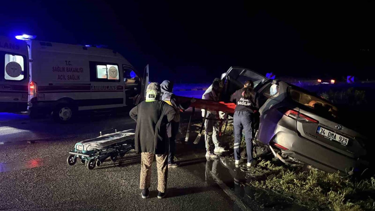 D100’de otomobil refüje çarptı: 2 yaralı