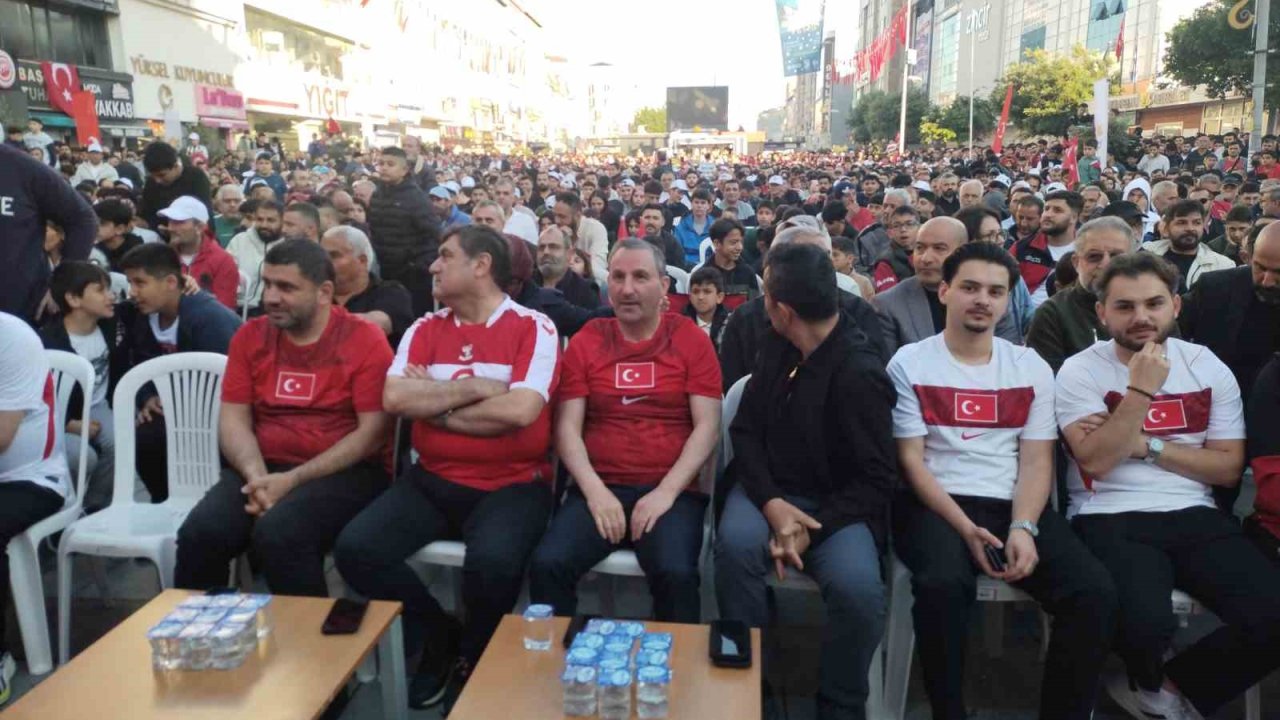 Sultanbeyli Kent Meydanı’nda vatandaşlar milli takım için tek yürek oldular