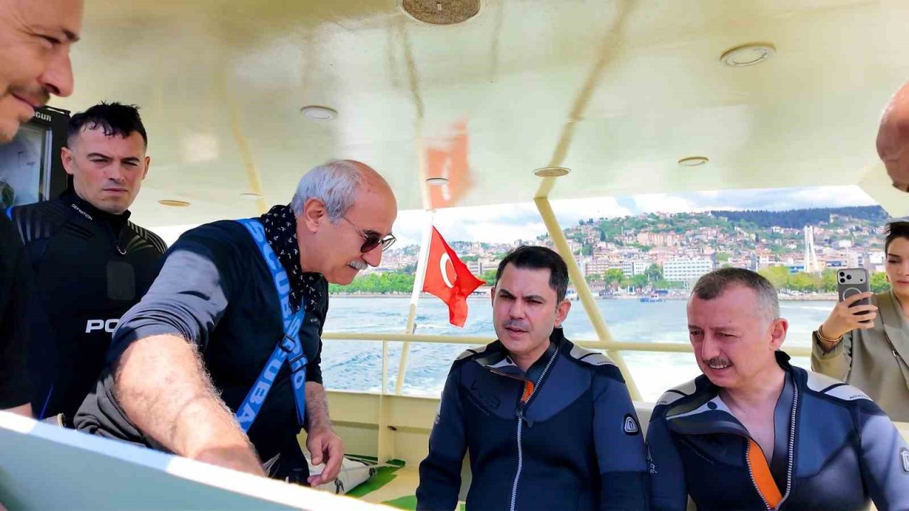 Bakan Kurum, dip çamuru temizliği yapılan İzmit Körfezi’ne daldı