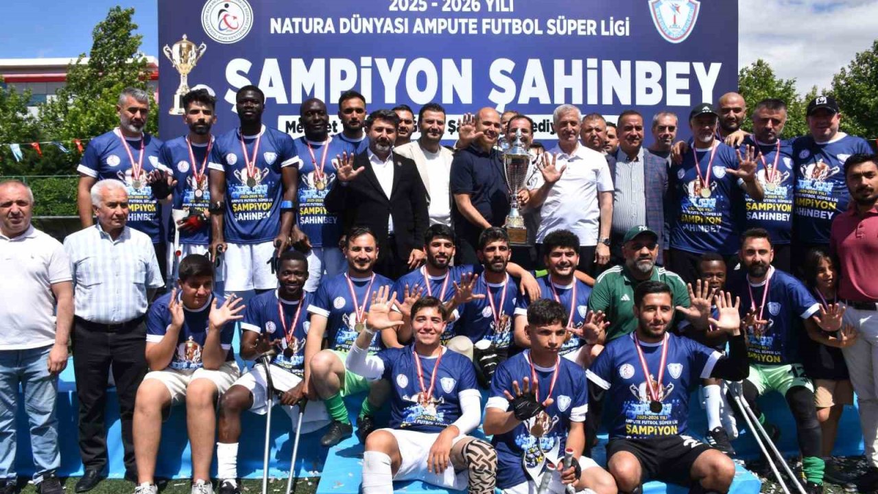 Şahinbey Ampute Futbol Takımı şampiyonluk kupasını kaldırdı