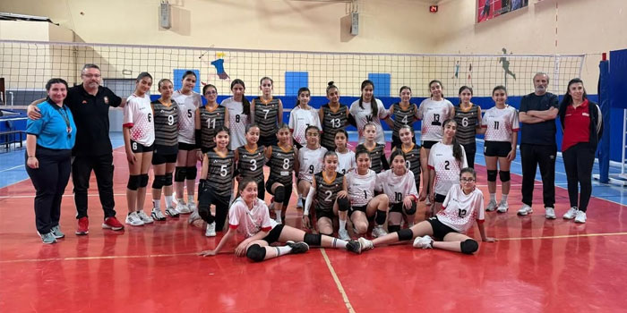 Kars'ta midi voleybol dostluk müsabakası düzenlendi