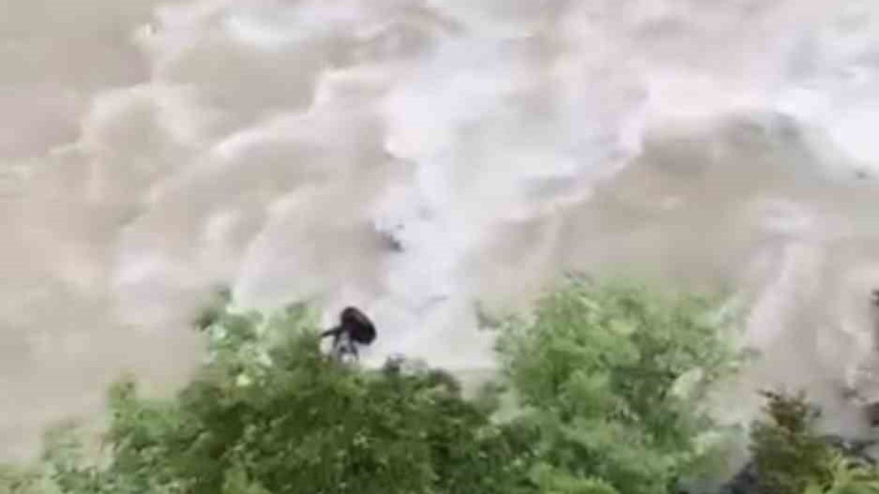 Artvin’de bir otomobil Çoruh Nehri’ne düştü; baba ile oğlu aranıyor