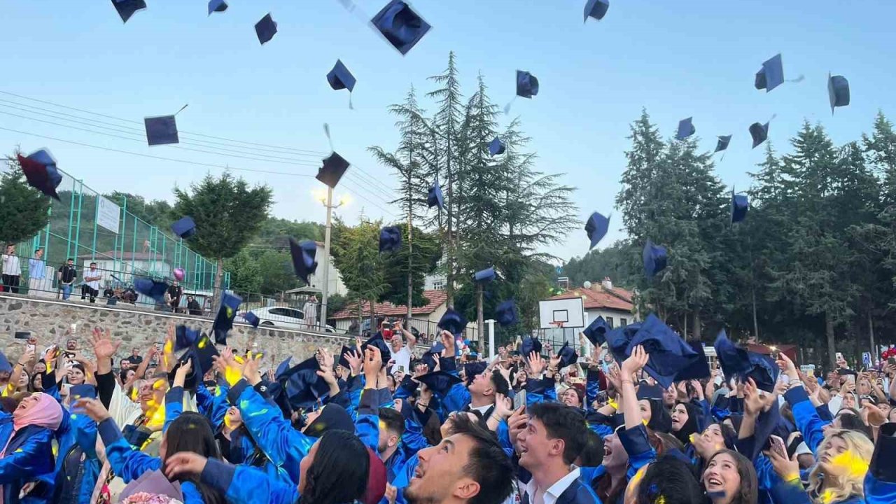Şaphane MYO’da mezuniyet coşkusu