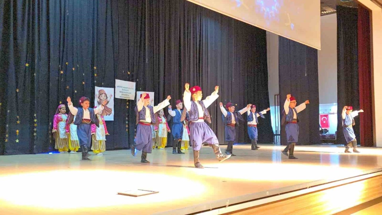 Miniklerin halk oyunları geceleri beğeni topladı