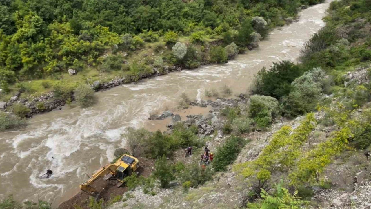 Artvin’de dereye düşen aracı sudan çıkartmak ve baba ile oğlunu bulmak için çalışmalar sürüyor