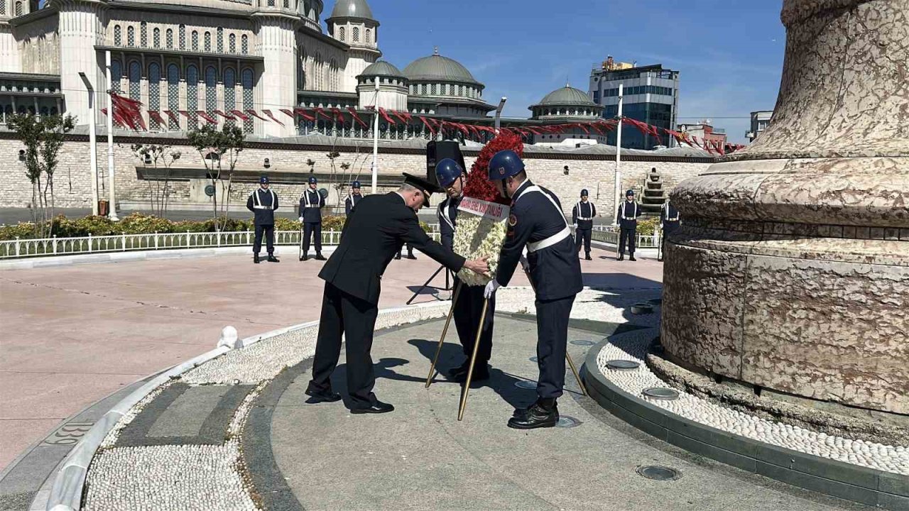 Jandarma Genel Komutanlığı’nın 187’nci kuruluş yıl dönümünde Taksim Cumhuriyet Anıtı’na çelenk bırakıldı
