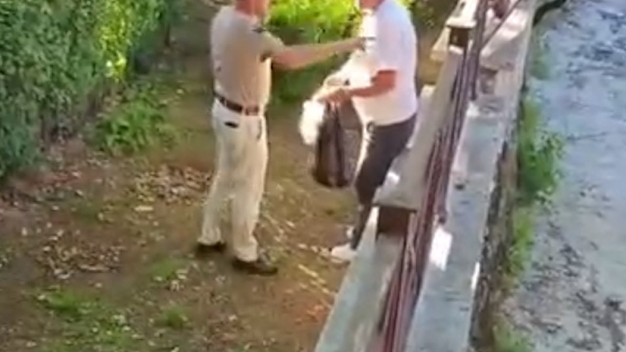 Akşemseddin Hazretleri Türbesi’nin bahçesinde içki içen şahsa vatandaşlardan teki
