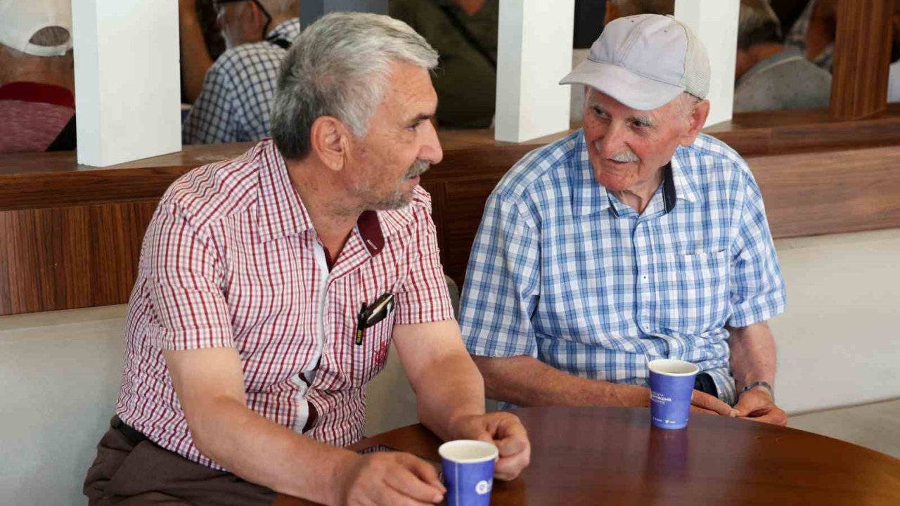 Emeklilere ücretsiz çay ve su ikramıyla kütüphane imkanı