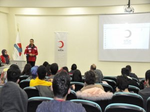Türk Kızılay'dan Doğubayazıt'ta üniversite öğrencilerine konferans