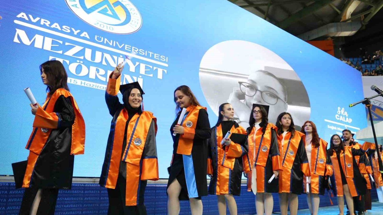 Avrasya Üniversitesi’nde mezuniyet coşkusu
