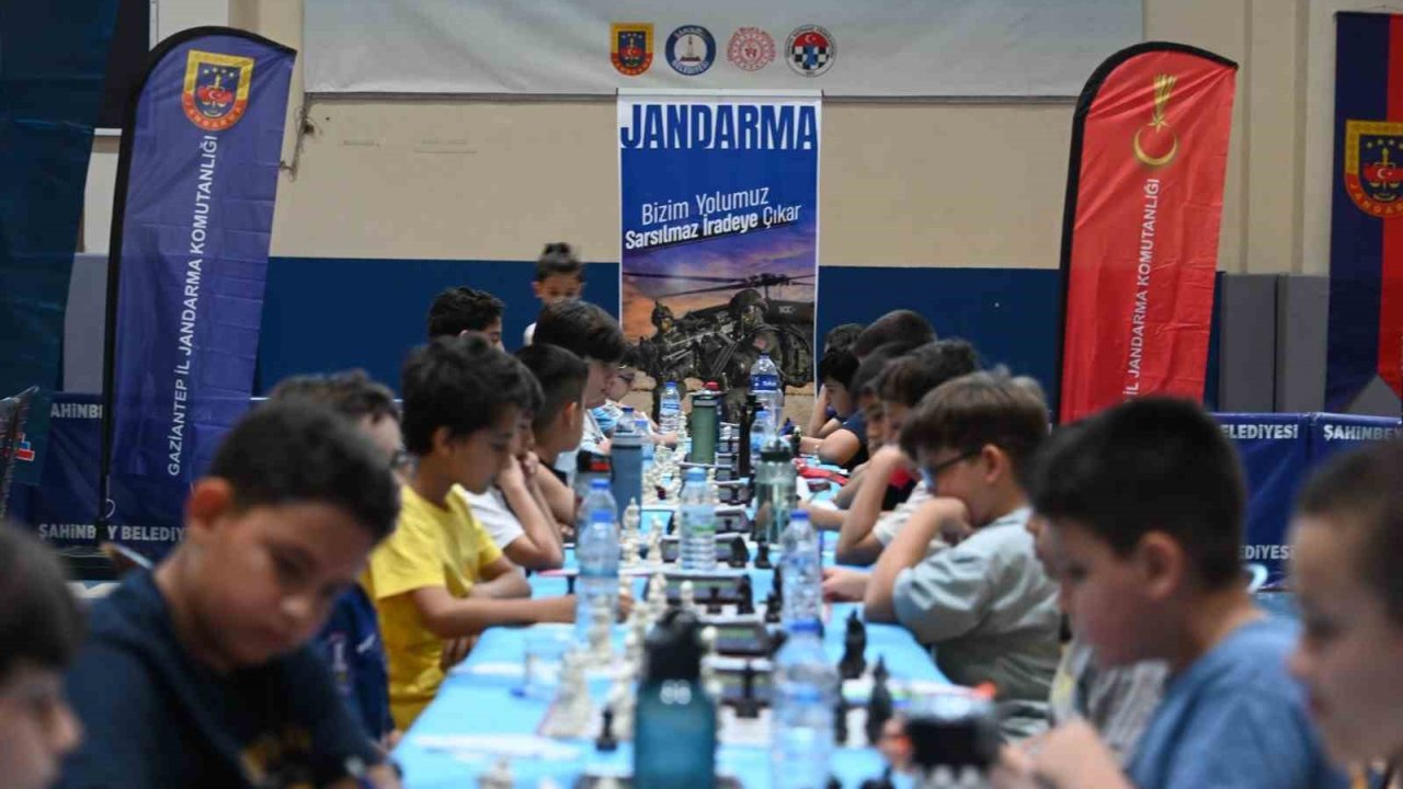 Jandarmadan ödüllü satranç turnuvası