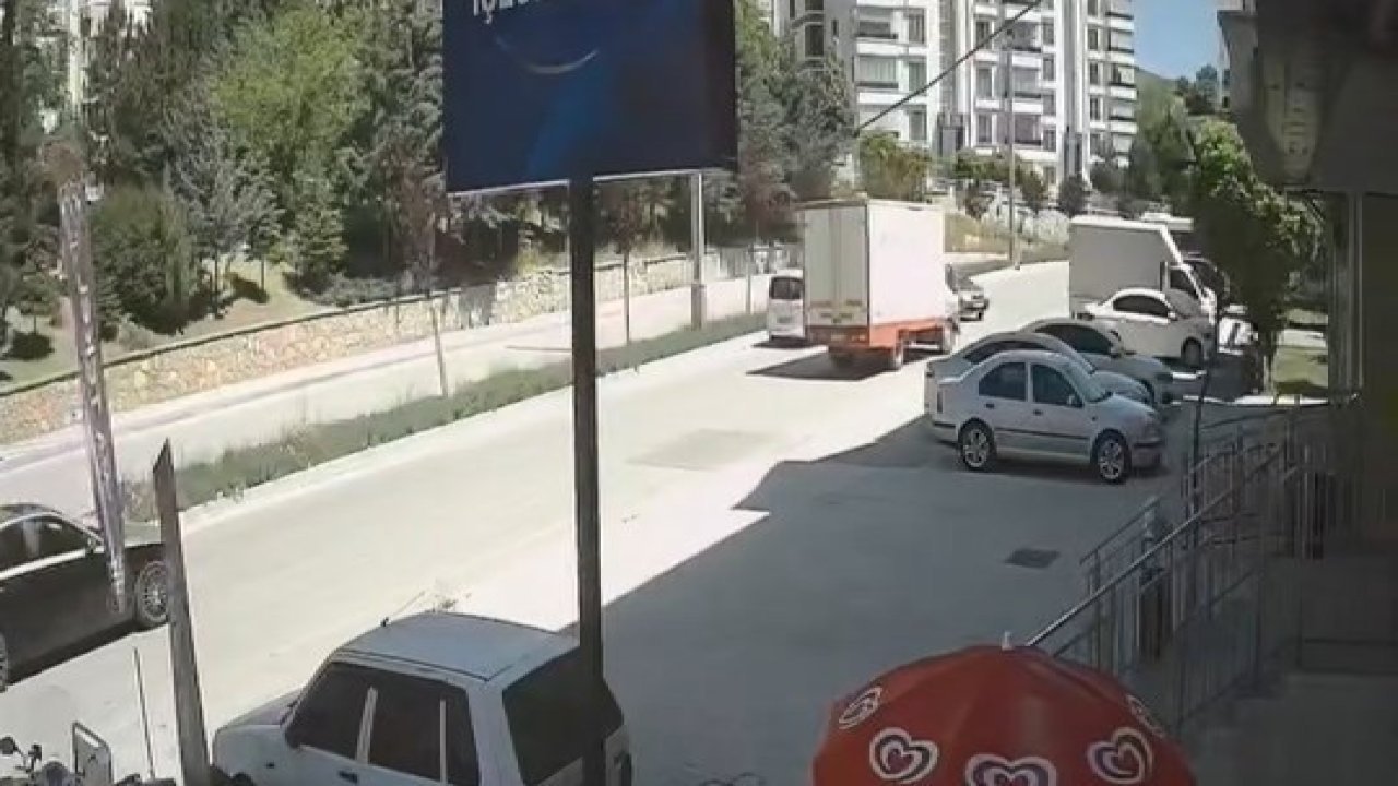 Karşı şeride geçen otomobil, kamyonetle çarpıştı: O anlar kameraya yansıdı