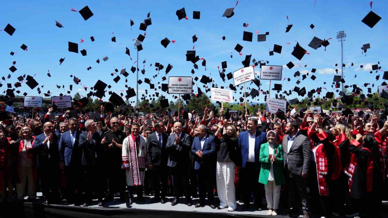 Kastamonu Üniversitesi’nde 4 binden fazla öğrenci mezuniyet coşkusu yaşadı