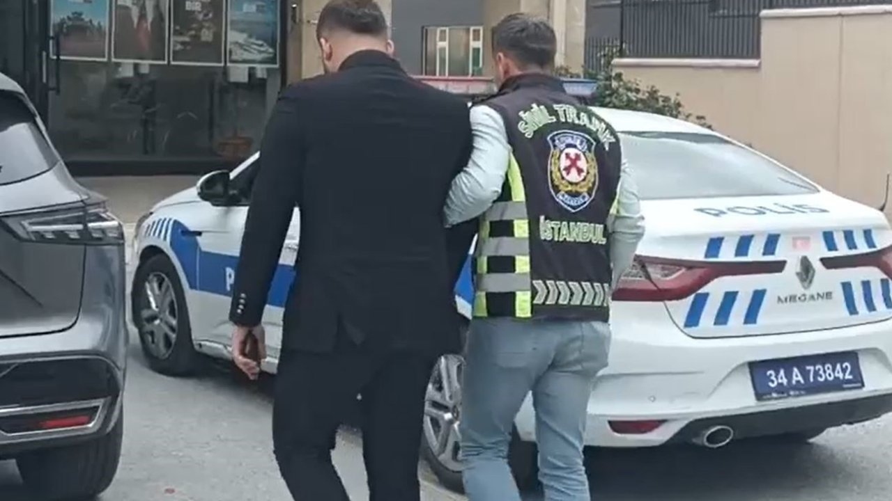Beylikdüzü’nde araç sürücü motosikletliye saldırdığı anlar kamerada