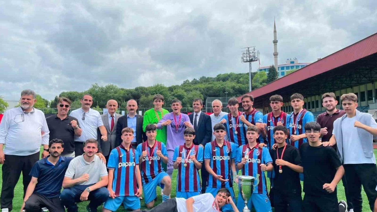 Araklı Saffet Çebi Lisesi’nin şampiyonluk sevinci