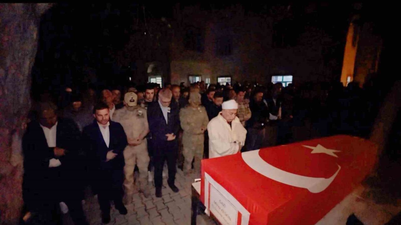 Ankara’dan getirilen gazi Mirza Keskin’in naaşı, Yüksekova’da düzenlenen törenle toprağa verildi