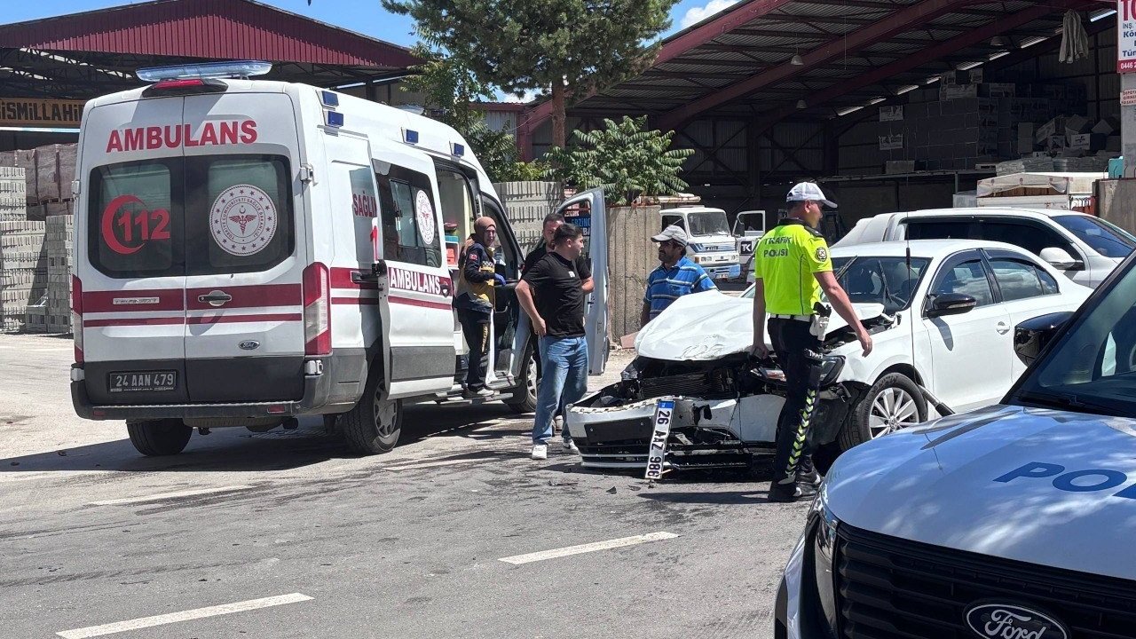 Erzincan’da 3 araçlı trafik kazası güvenlik kamerasına yansıdı