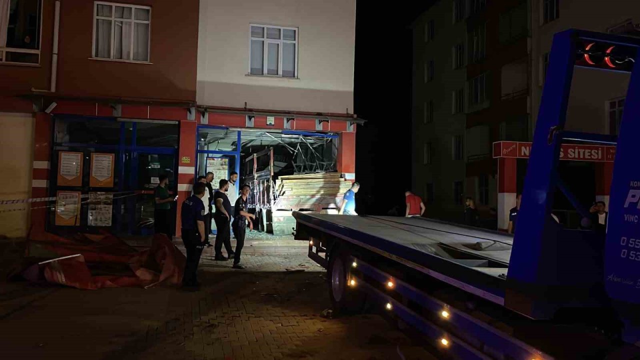 Kontrolden çıkan kamyon markete girdi: 1 ağır yaralı
