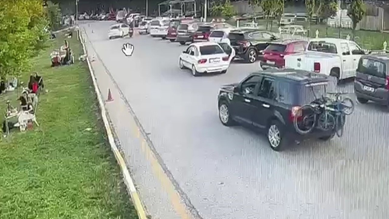 Otomobil ile motosiklet çarpıştı