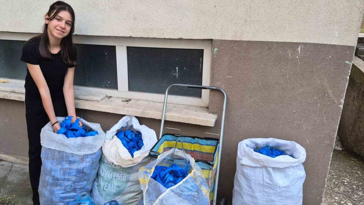 Boyu kadar mavi kapağı depremzedeler için topladı