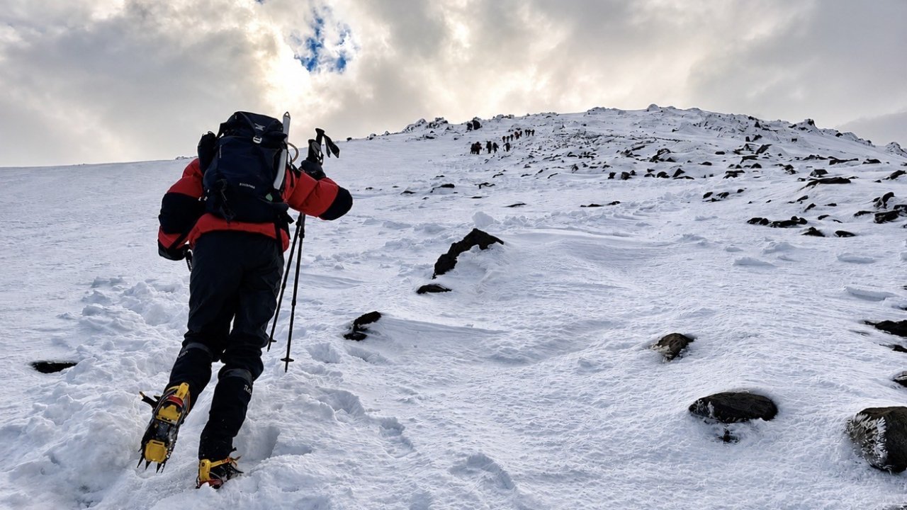 Kar ve tipiye rağmen Ağrı Dağı’na tırmanan dağcılar, tırmanışı kayıp dağcıya adadı