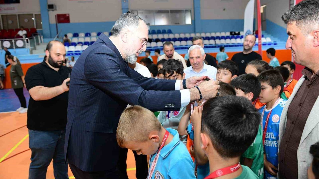 Kestel Belediyesi’nden genç sporculara çifte destek