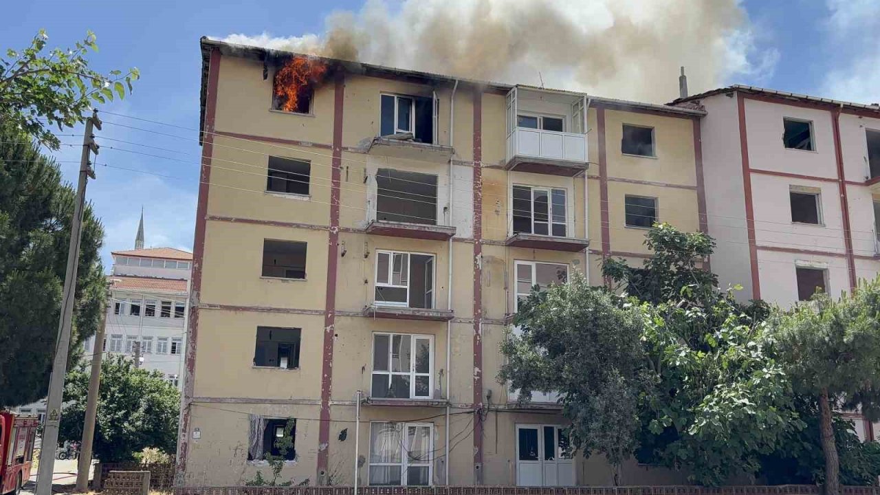 Çanakkale’de boş apartmanda çıkan yangın korkuttu