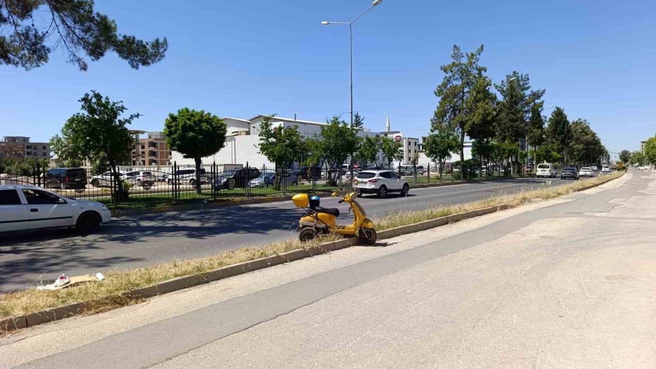Devrilen elektrikli motosikletin sürücüsü yaralandı