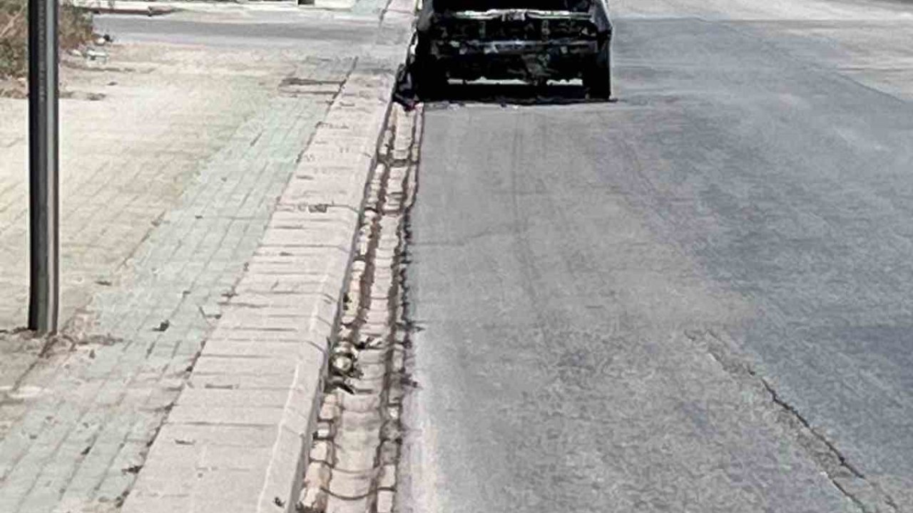 Yol kenarına bırakılan yanmış araç dikkat çekiyor