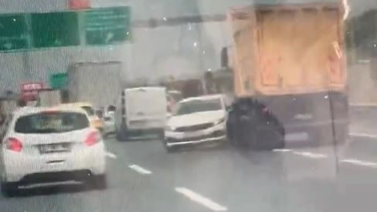 Kuzey Marmara Otoyolu’nda korku dolu anlar: Tır otomobili önüne alıp sürükledi