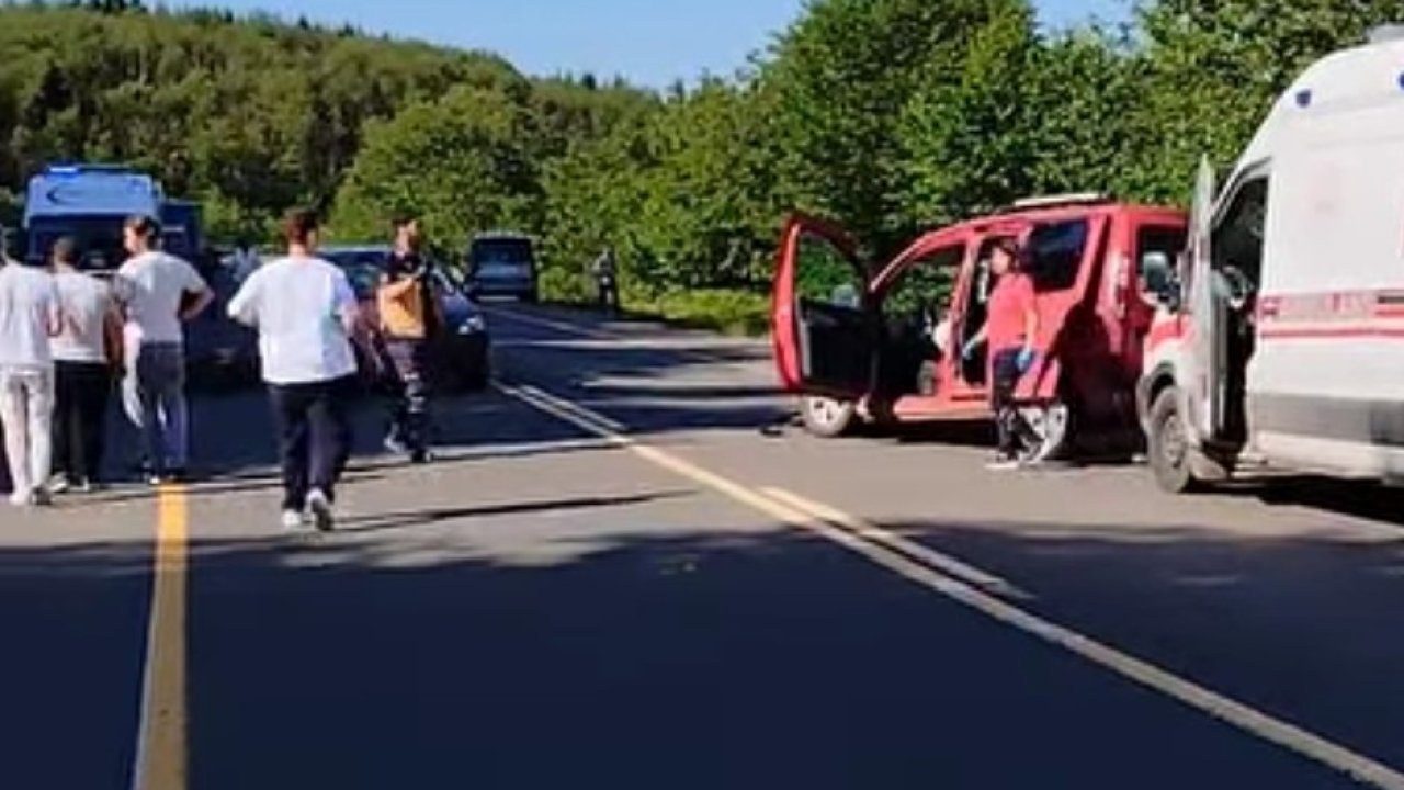 Kontrolden çıkan araç, park halindeki araca çarptı: 3 yaralı