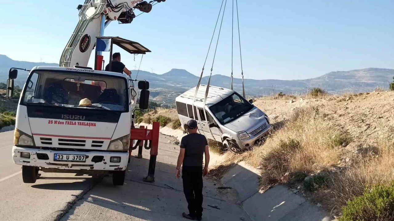 Levhaya çarpıp yoldan çıkan araçtakiler yara almadan kurtuldu