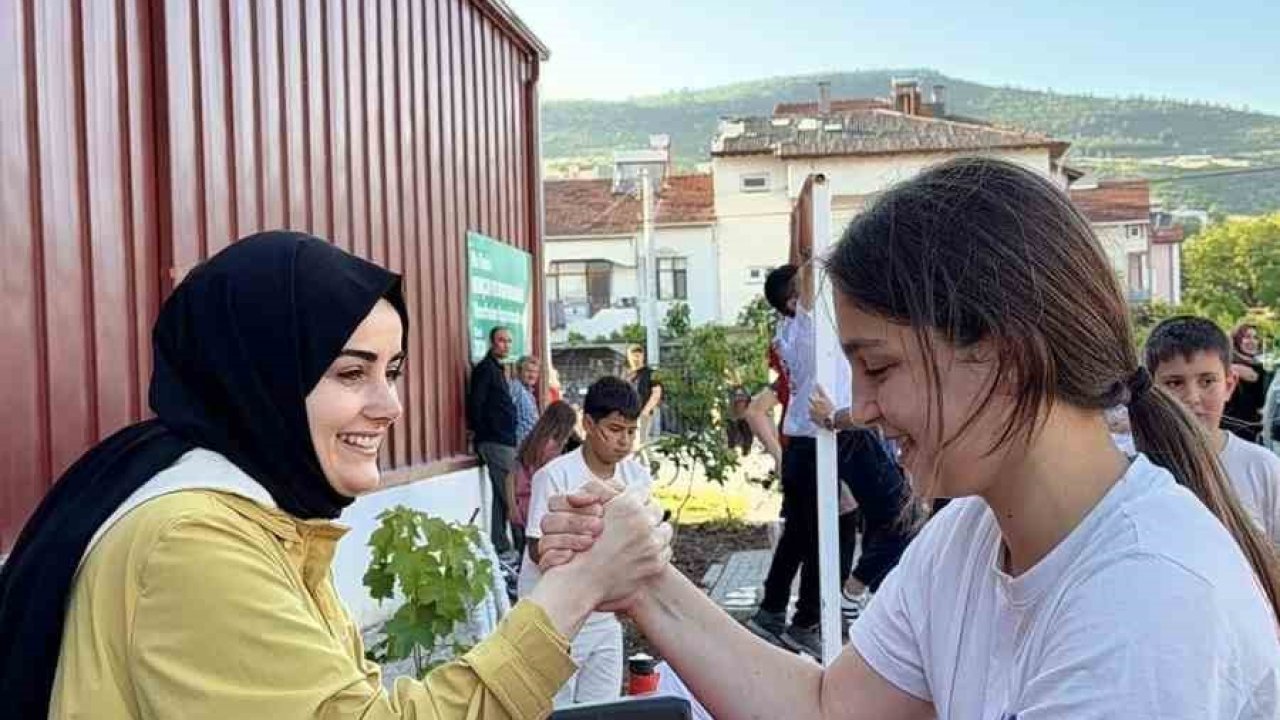 Kaymakam Kılıç çocuklarla bilek güreşi yaptı