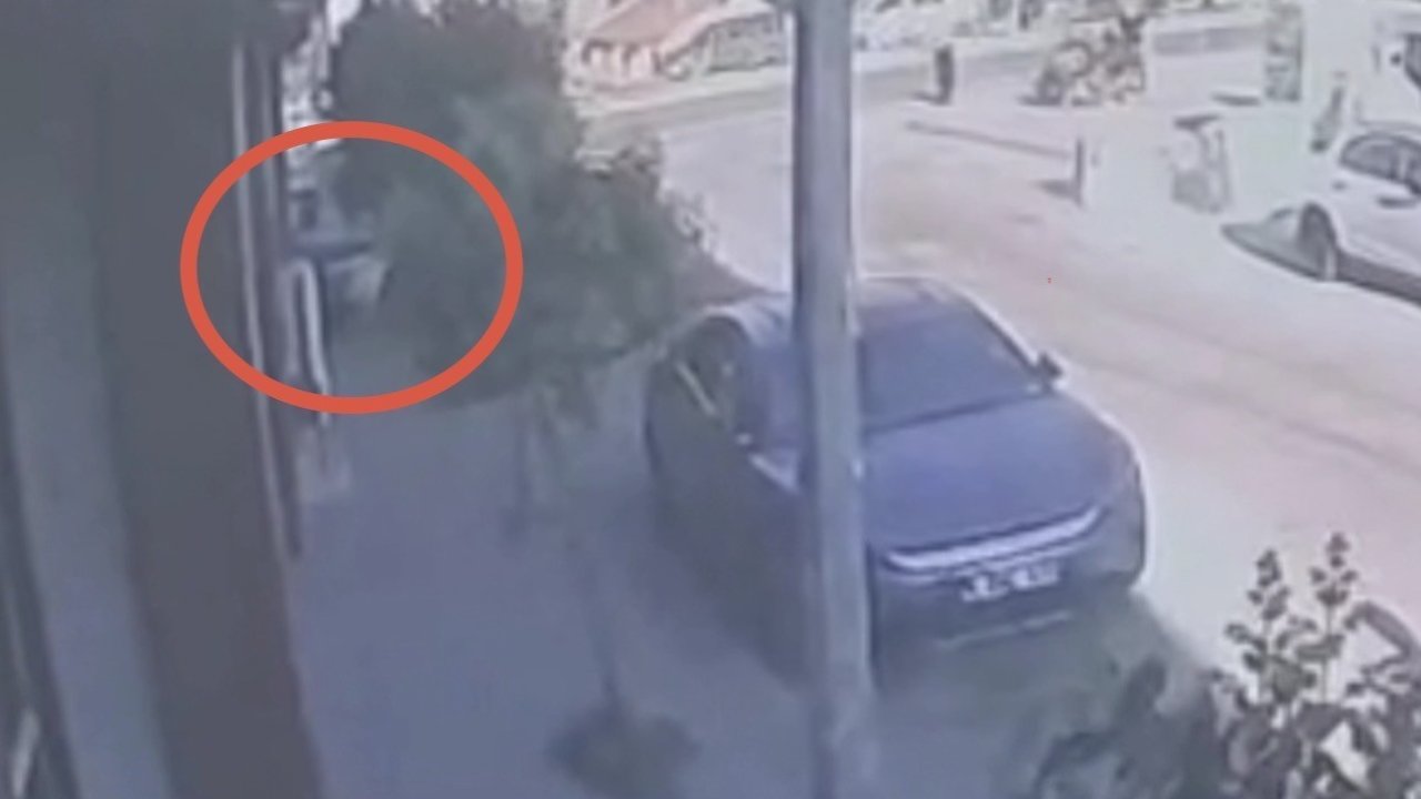 Ehliyetsiz gencin kullandığı otomobil motosiklet mağazasına daldı: 2,3 milyonluk zarar meydana geldi