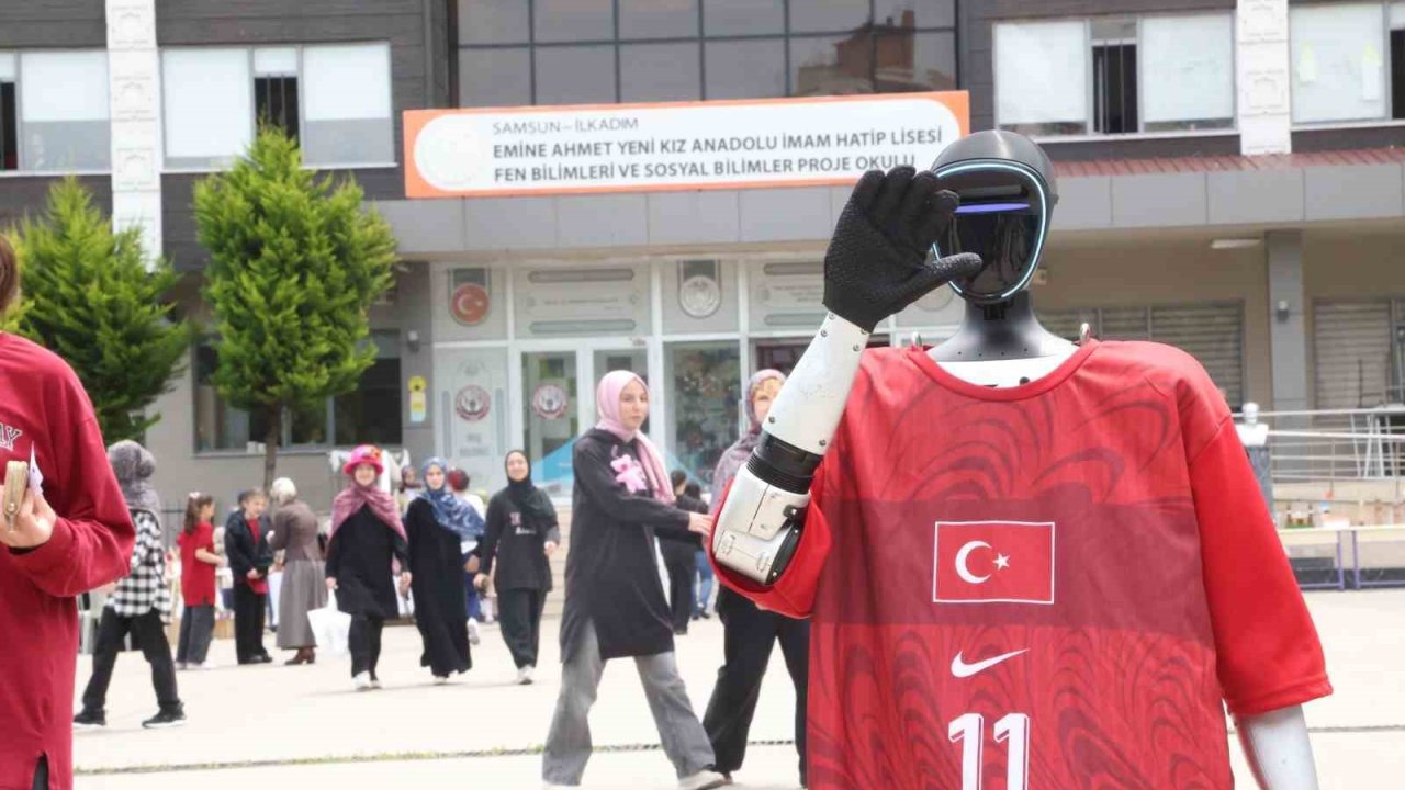 Türkiye’nin nüfusa kayıtlı robotu CANİKMAN öğrencilerle buluştu