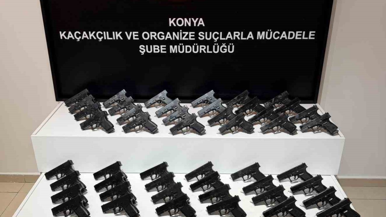 Durdurulan araçtan 65 ruhsatsız tabanca çıktı