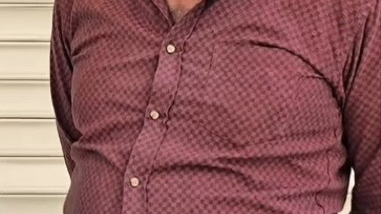 Hastalanan buzağısını veterinere götürürken kamyonetten düşürdü, her yerde onu arıyor