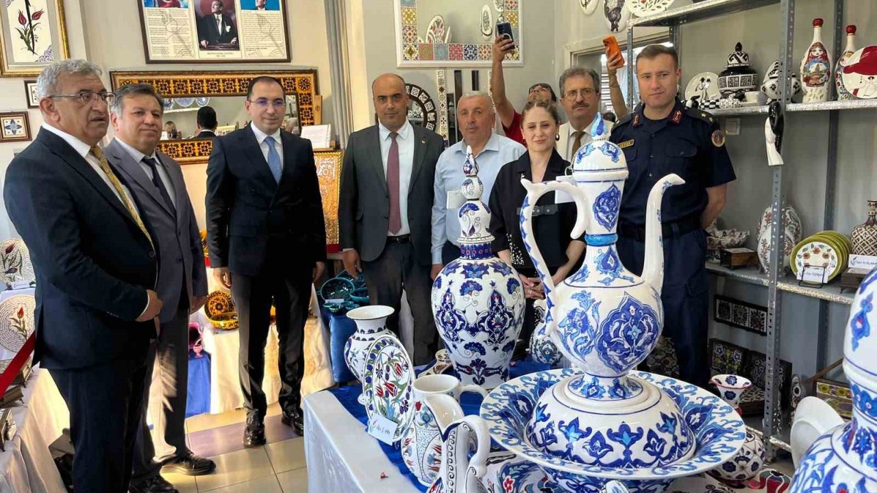 Kütahya Tavşanlı’da Halk Eğitim kursiyerlerinden görkemli yıl sonu sergisi
