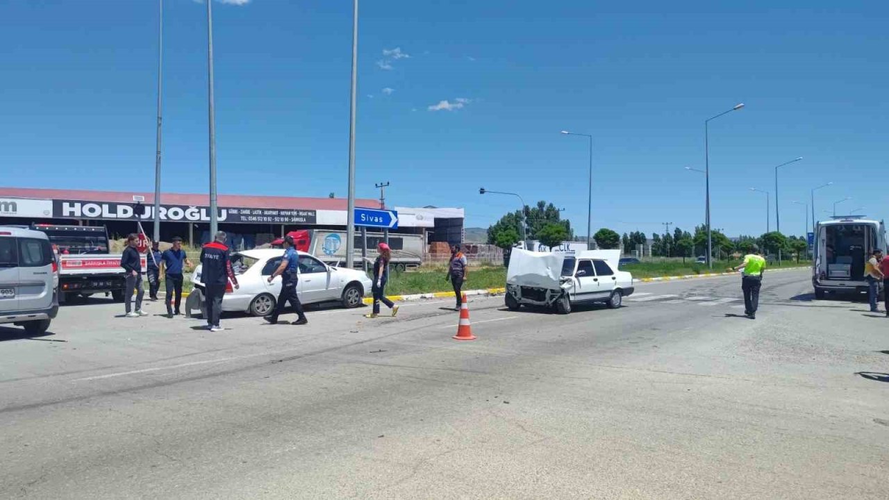 Sivas’ta iki otomobil çarpıştı: 2 yaralı