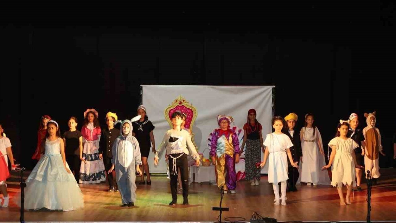 Gönenli öğrencilerden "Oyuncak" adlı tiyatro gösterisi