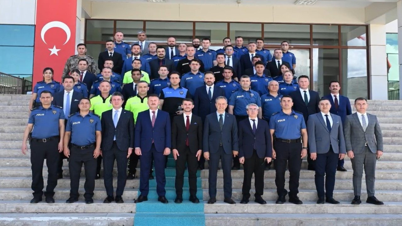 Erzincan’da terfi eden emniyet personeline yeni rütbeleri takıldı