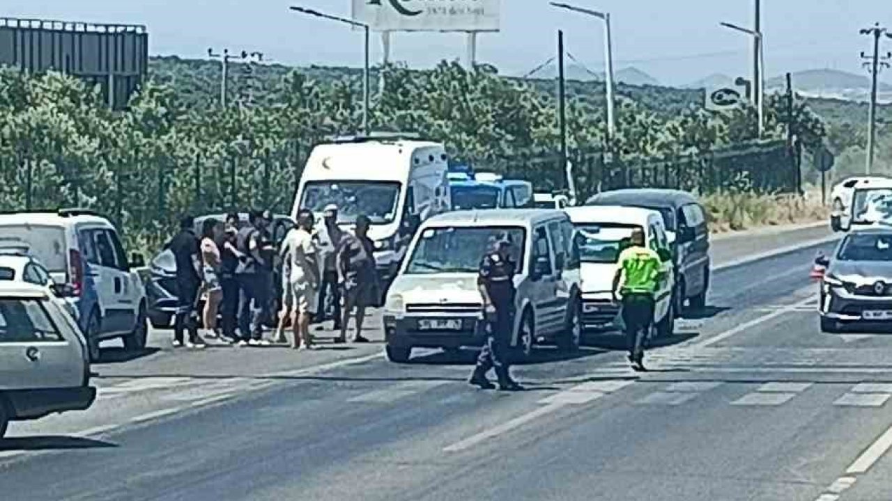 Ayvalık’ta Kozak kavşağında zincirleme kaza: 3 araç birbirine girdi