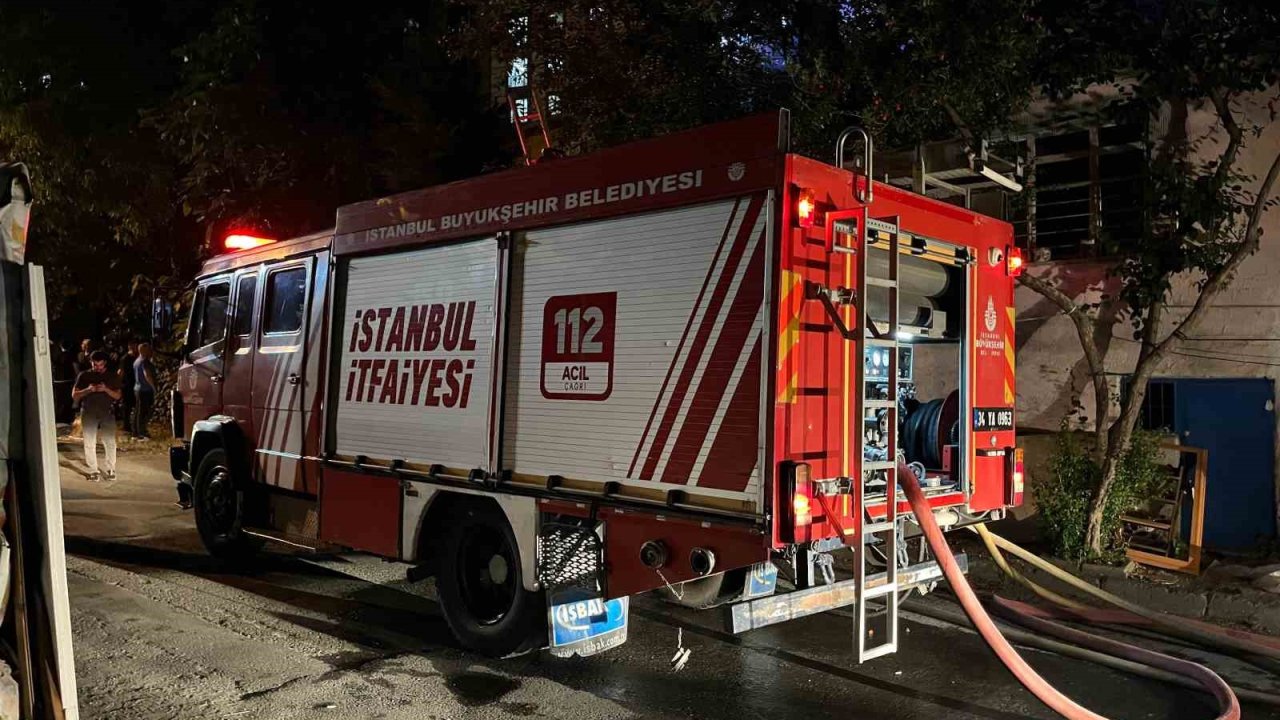 Gaziosmanpaşa’da gecekondu alev alev yandı